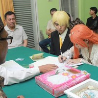 Kisah pengantin yang cosplay jadi pemain One Piece saat menikah di KUA itu mulai viral berawal dari postingan akun TikTok @amila.rahmah. Ia merekam pasangan pengantin yang pakai kostum bak Nami dan Sanji One Piece ketika hendak menjalani akad nikah di Kantor Urusan Agama (KUA). Pagi ini KUA Singosari kantorqu rame netizen, tulis akun TikTok @amila.rahmah. Dalam video yang berdurasi 21 detik itu terlihat pengantin pria menggunakan wig warna kuning lengkap dengan kemeja. Sedangkan pengantin wanita memakai wig orange dan kebaya modern warna putih. Foto: Dok. pribadi Isabel Nurani Kasih.
