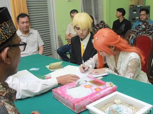 Viral Pengantin di Jatim Menikah di KUA Pakai Kostum Couple One Piece