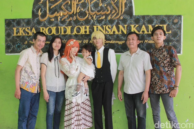 Kedua pengantin memutuskan untuk menikah di KUA. Acara akad nikah tersebut berjalan dengan lancar dan khidmat dengan dihadiri oleh keluarga dan kerabat terdekat. Wolipop sudah mewawancarai pengantin wanita yang cosplay jadi pemain One Piece di hari pernikahannya. Pengantin bernama Isabel Nurani Kasih itu menikah dengan Andre styanto. Isabel langsung mengungkapkan kisah di balik pernikahannya yang viral karena penampilannya. Proses Ijab kabul saya dan pasangan dengan memakai baju gaya anime One Piece.Wigplay karakter dari anime One Piece (Nami & Sanji). Petugas KUA cukup terkejut dan takjub sih, ungkap Isabel kepada Wolipop. Foto: Dok. pribadi Isabel Nurani Kasih.