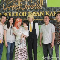 Kedua pengantin memutuskan untuk menikah di KUA. Acara akad nikah tersebut berjalan dengan lancar dan khidmat dengan dihadiri oleh keluarga dan kerabat terdekat. Wolipop sudah mewawancarai pengantin wanita yang cosplay jadi pemain One Piece di hari pernikahannya. Pengantin bernama Isabel Nurani Kasih itu menikah dengan Andre styanto. Isabel langsung mengungkapkan kisah di balik pernikahannya yang viral karena penampilannya. Proses Ijab kabul saya dan pasangan dengan memakai baju gaya anime One Piece.Wigplay karakter dari anime One Piece (Nami & Sanji). Petugas KUA cukup terkejut dan takjub sih, ungkap Isabel kepada Wolipop. Foto: Dok. pribadi Isabel Nurani Kasih.