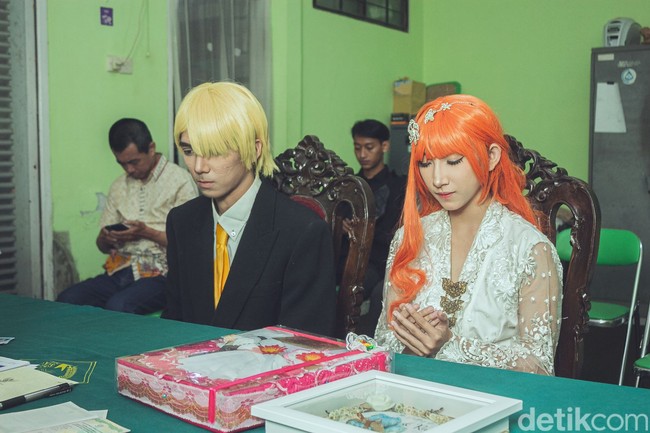 Pengantin yang memakai kostum karakter One Piece di momen pernikahan ini mencuri atensi warganet di media sosial. Pengantin yang menikah di KUA (Kantor Urusan Agama) itu mengenakan kostum bak karakter couple dari serial One Piece, Nami dan Sanji. Foto: Dok. pribadi Isabel Nurani Kasih.