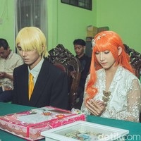 Pengantin yang memakai kostum karakter One Piece di momen pernikahan ini mencuri atensi warganet di media sosial. Pengantin yang menikah di KUA (Kantor Urusan Agama) itu mengenakan kostum bak karakter couple dari serial One Piece, Nami dan Sanji. Foto: Dok. pribadi Isabel Nurani Kasih.