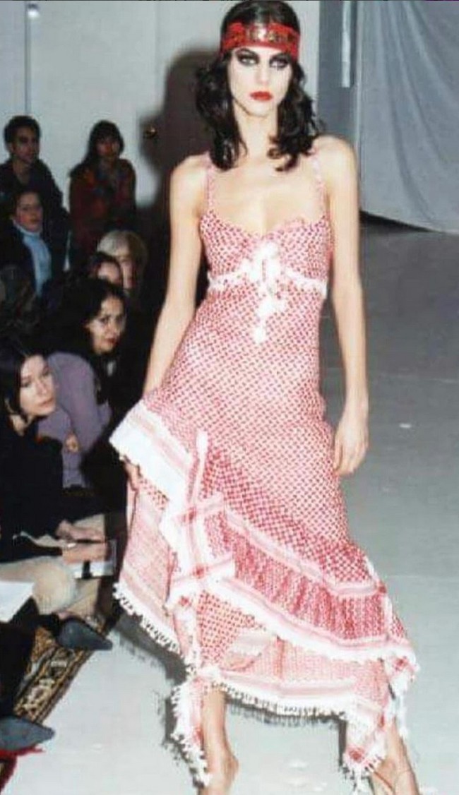 Bukan koleksi baru, gaun tersebut merupakan koleksi lama brand asal New York, Michael and Hushi, yang didirikan duo desainer Michael Sears dan Hushidar Mortezaie. Gaun dirilis pada 2001 dan dijual seharga US$900. Foto: Instagram/@hushi5