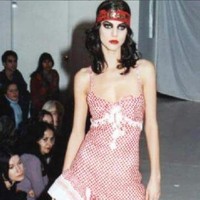 Bukan koleksi baru, gaun tersebut merupakan koleksi lama brand asal New York, Michael and Hushi, yang didirikan duo desainer Michael Sears dan Hushidar Mortezaie. Gaun dirilis pada 2001 dan dijual seharga US$900. Foto: Instagram/@hushi5