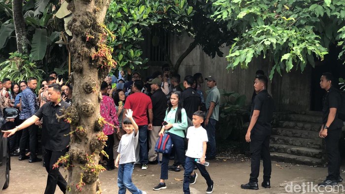 Gelagat lucu Jan Ethes yang melambaikan tangan kepada para pengunjung usai makan siang di Kopi Klotok Sleman, Sabtu (25/5) siang.