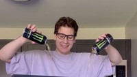 Wally juga mengisi akuariumnya dengan 100 liter minuman energi kalengan. Ia lalu meminumnya dengan cara nyeleneh yaitu pakai garpu! Butuh 12 jam sampai minuman itu tersisa di dasar akuarium. Foto: TikTok wallywhatthe