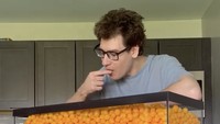 Ngemil sekantong dua kantong cheeseballs sudah biasa, tapi Wally ngemil cheeseballs dari akuarium kapasitas 100 liter. Semuanya dihabiskan selama sekitar 10 jam. Foto: TikTok wallywhatthe
