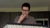 Tumpukan putih ini bukan kapas, melainkan marshmallow. Teksturnya yang kenyal sepertinya tidak mengurungkan niat Wally untuk menghabiskannya dalam 10 jam. Foto: TikTok wallywhatthe