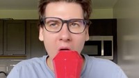 Aksi makan Wally kali ini sedikit berbeda. Bukan dari akuarium, tapi ia menjilat permen loli ukuran jumbo sampai habis! Ternyata ia butuh waktu sampai sekitar 8 jam! Foto: TikTok wallywhatthe