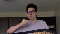 Pencinta kentang goreng pasti shock melihat makanan favoritnya dalam akuarium 100 liter seperti ini. Wally menghabiskan semua kentang goreng dalam 9 jam. Foto: TikTok wallywhatthe