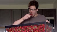 Video Wally yang ini sangat viral hingga sudah ditonton lebih dari 230 juta kali. Ia mencoba menghabiskan semua strawberry yang ada dalam akuarium. Foto: TikTok wallywhatthe