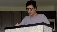 Mini marshmallow jadi bahan mukbang Wally selanjutnya. Ia memperingatkan kalau aksi ini tak bisa dilakukan sembarang orang. Foto: TikTok wallywhatthe