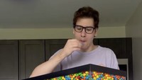 Netizen khawatir lihat aksi Wally yang ini. Ia menghabiskan 100 liter permen cokelat M&Ms yang mengandung banyak gula. Butuh waktu 12 jam untuk dia melahap habis permen tersebut. Foto: TikTok wallywhatthe