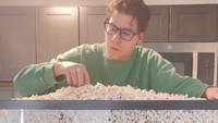Video pertamanya yang diunggah pada 25 April 2024 menunjukkan momen Wally makan 100 liter popcorn. Dalam video timelapse-nya, ia diketahui menghabiskan 100 liter popcorn selama 10 jam! Foto: TikTok wallywhatthe