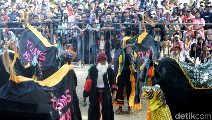 Harlah GP Ansor ke-90 di Pantai Balekambang yang diramaikan 1.000 Bantengan.