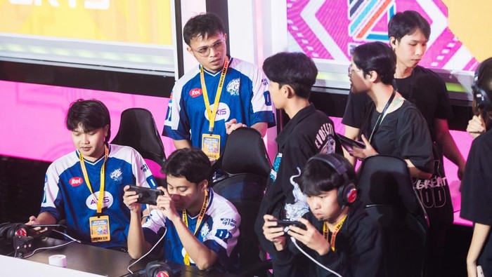 Babak point rush FFWS SEA 2024 Spring hari kedua telah selesai. Buriram United Esports masih yang terkuat, tapi tim Indonesia mampu menempel ketat.