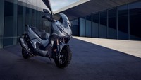 Honda membekali ADV 350 dengan mesin Enhanced Smart Power+ alias eSP+ 330 cc. Mesin ini menggunakan konfigurasi satu silinder SOHC dengan empat katup.Diklaim, mesin ADV 350 dapat menggelontorkan tenaga sebesar 28,9 HP di 7.500 RPM dan torsi 31,9 Nm di 5.250 RPM. Sama seperti ADV 160, Honda ADV 350 juga dibekali transmisi CVT konvensional. Foto: dok. Honda Motor Europe