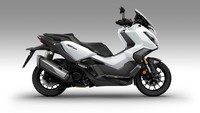 Secara dimensi, ADV 350 punya perawakan yang gambot. Panjang totalnya 2.200 mm, lebar 895 mm, dan tingginya 1.430 mm. Jarak sumbu rodanya 1.518 mm dan ground clearance 155 mm.Honda memasangkan pelek berukuran belang ke ADV 350. Depan pakai ukuran 15 inci dengan ban 120/70 sedangkan yang belakang pakai ukuran 14 inci dibalut ban 140/70. Foto: dok. Honda Motor Europe