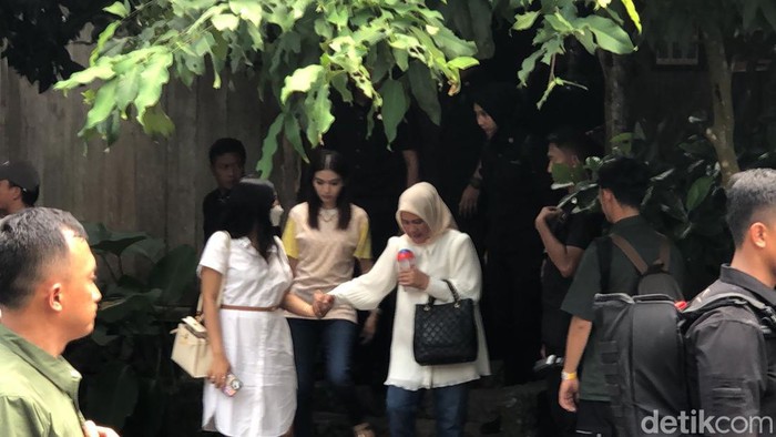Iriana Jokowi bersama dua menantunya, Selvi Ananda dan Erina Gudono usai makan siang di Kopi Klotok Sleman, Sabtu (25/5) siang.