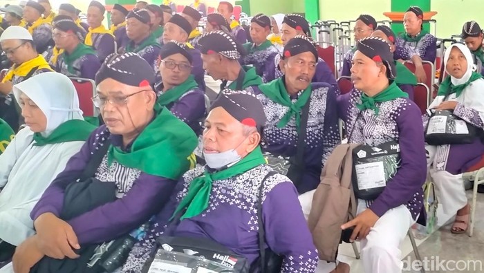 Jemaah calon haji Kloter 52 memakai blangkon saat tiba di Embarkasi Solo, Sabtu (25/5/2024), pukul 12.00 WIB.