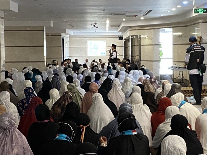 Jemaah haji mendapat bimbingan di Makkah, Jumat (24/5/2024) sore.