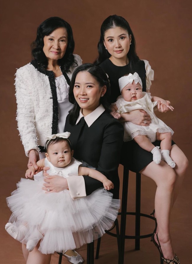 Tak hanya bersama sang nenek, Jessica dan Valencia juga membawa serta kedua putri mereka yang masih kecil untuk ikut pemotretan. Foto: Instagram/@jessicatanoe