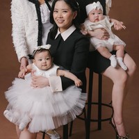 Tak hanya bersama sang nenek, Jessica dan Valencia juga membawa serta kedua putri mereka yang masih kecil untuk ikut pemotretan. Foto: Instagram/@jessicatanoe