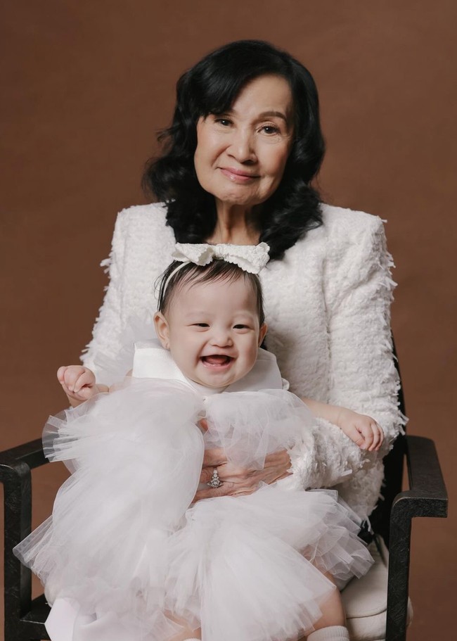 Kompak berbusana putih, potret Quita Wibisono bersama cicitnya, anak Jessica Tanoesoedibjo, yang imut dan menggemaskan. Foto: Instagram/@jessicatanoe