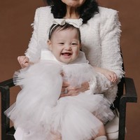 Kompak berbusana putih, potret Quita Wibisono bersama cicitnya, anak Jessica Tanoesoedibjo, yang imut dan menggemaskan. Foto: Instagram/@jessicatanoe