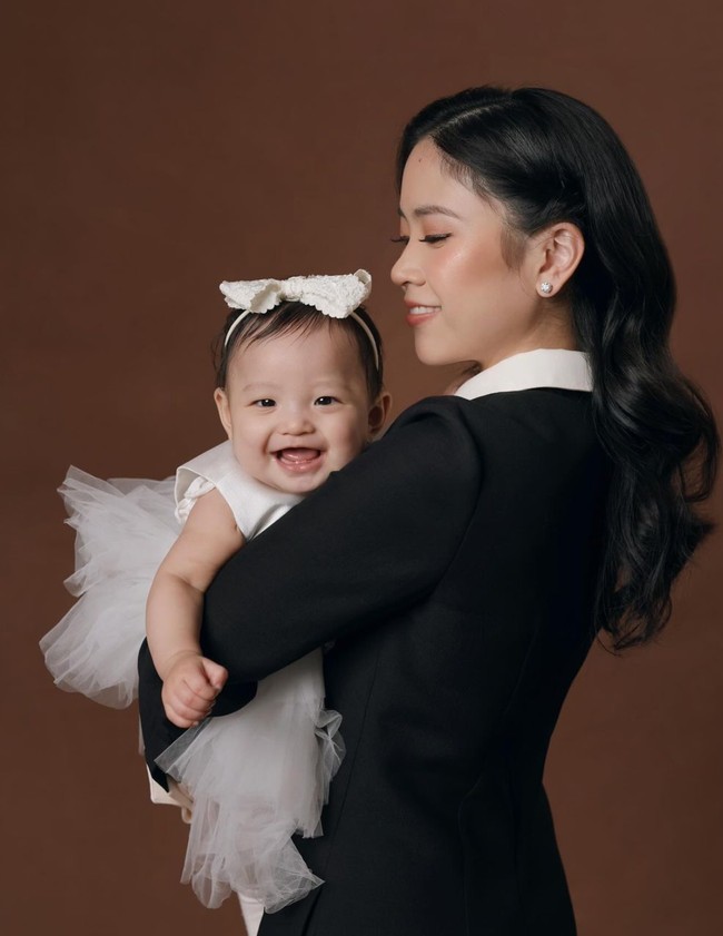 Potret Jessica bersama sang anak, baby Julia Eden Sariaatmadja. Lahir pada 11 Oktober 2023, saat ini baby Julia baru berusia 7 bulan. Foto: Instagram/@jessicatanoe