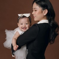 Potret Jessica bersama sang anak, baby Julia Eden Sariaatmadja. Lahir pada 11 Oktober 2023, saat ini baby Julia baru berusia 7 bulan. Foto: Instagram/@jessicatanoe