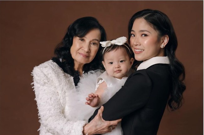 Dalam foto yang satu ini terlihat Jessica bersama neneknya dan baby Julia tampil kompak dalam busana berwarna monokrom. Foto: Instagram/@jessicatanoe