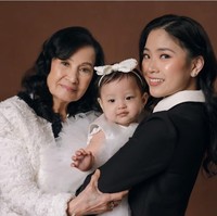 Dalam foto yang satu ini terlihat Jessica bersama neneknya dan baby Julia tampil kompak dalam busana berwarna monokrom. Foto: Instagram/@jessicatanoe