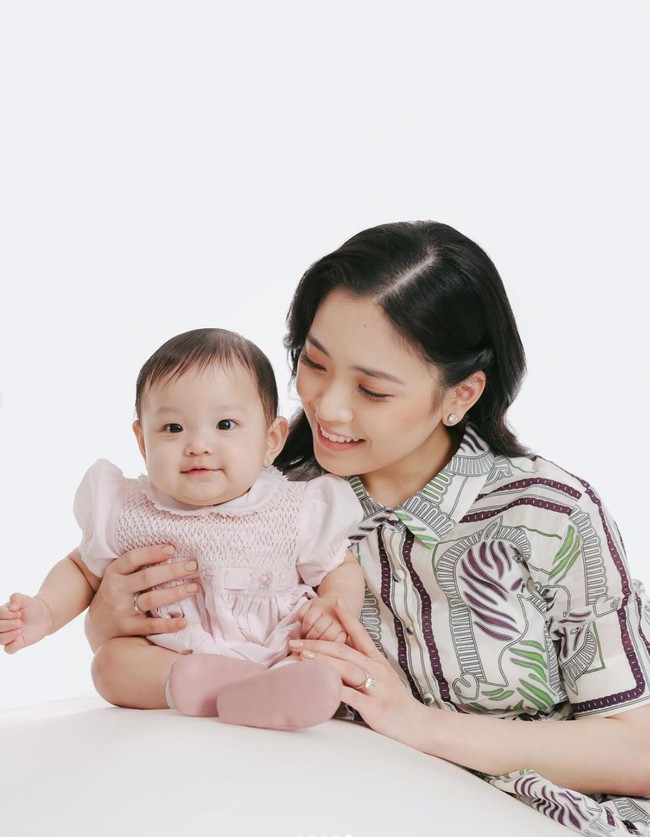 Cantik dan menggemaskan, banyak yang menyebut jika baby Julia berwajah mirip dengan sang ayah, Jonathan Natakusuma. Namun kecantikannya tetap mewarisi dari sang bunda. Foto: Instagram/@jessicatanoe