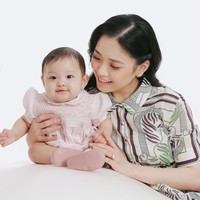 Cantik dan menggemaskan, banyak yang menyebut jika baby Julia berwajah mirip dengan sang ayah, Jonathan Natakusuma. Namun kecantikannya tetap mewarisi dari sang bunda. Foto: Instagram/@jessicatanoe