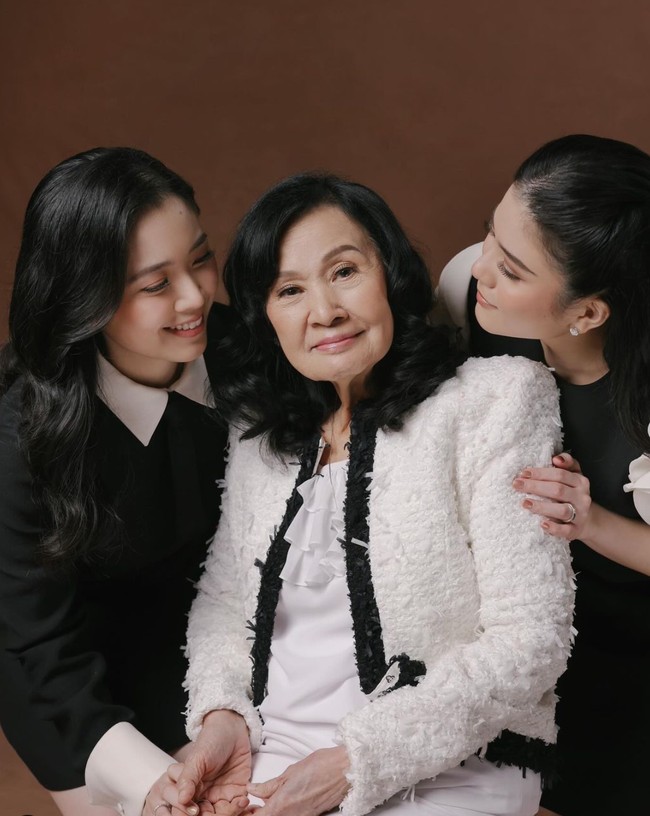 Jessica Tanoesoedibjo baru saja memamerkan hasil pemotretannya dengan sang kakak, Valencia Tanoesoedibjo, dan nenek mereka, Quita Wibisono. Unggahan tersebut bertepatan dengan hari ulang tahun sang nenek yang ke-82 tahun. Foto: Instagram/@jessicatanoe