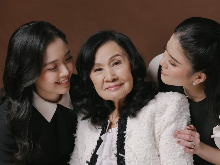 8 Pemotretan Jessica & Valencia Tanoe Bareng Nenek, Pancarkan Aura Old Money