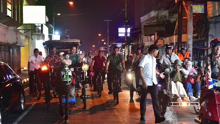 Presiden Joko Widodo Nikmati Suasana Malioboro Bersama Sang Cucu dan Menantunya dengan Andong