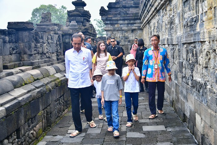 Jokowi ajak cucunya berkunjung ke Candi Borobudur.