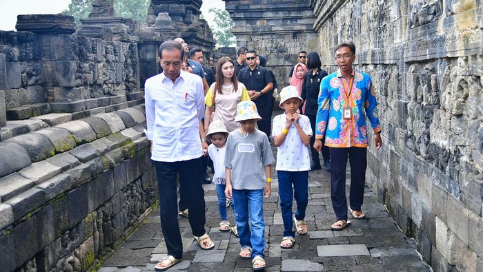 Jokowi ajak cucunya berkunjung ke Candi Borobudur.