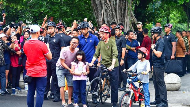 Jokowi ajak Jan Ethes gowes berkeliling Yogyakarta.