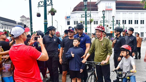 Jokowi ajak Jan Ethes gowes berkeliling Yogyakarta.