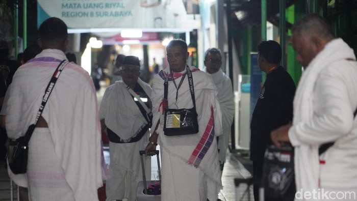 Keberangkatan Haji Embarkasi Surabaya Gelombang II Mulai Pakai Ihram