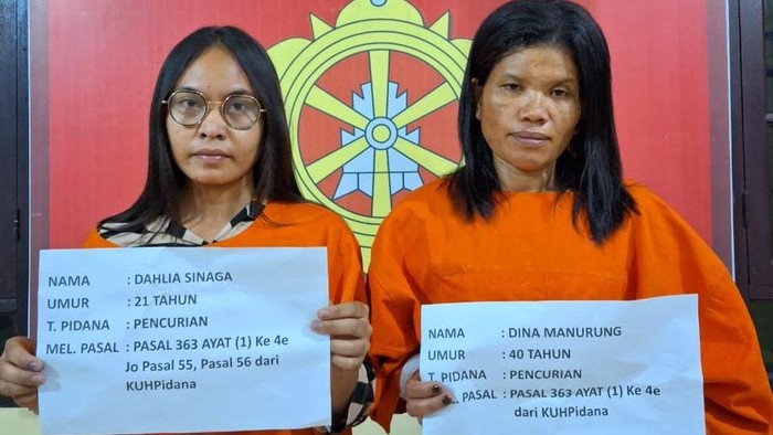 Kedua pelaku saat diamankan di kantor polisi. (Dok Polres Dairi)