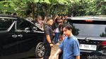 Potret Jokowi Sekeluarga Makan Siang di Kopi Klotok Jogja