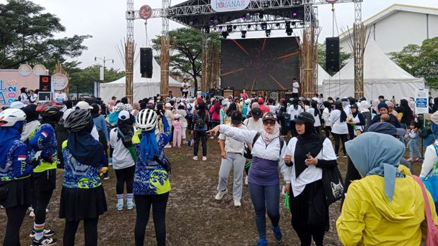 Keseruan warga Bandung saat olahraga bersama di Kiara Artha Park