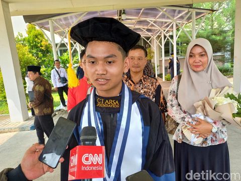 Ketua Yayasan SMA Unggulan CT Arsa Foundation, Anita Ratnasari Tanjung, dan Fahran Agus Ferdiansyah (17), salah satu lulusan terbaik SMA Unggulan CT Arsa Foundation Sukoharjo, Sabtu (25/5/2024).