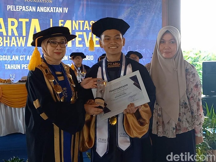 Ketua Yayasan SMA Unggulan CT Arsa Foundation, Anita Ratnasari Tanjung, dan Fahran Agus Ferdiansyah (17), salah satu lulusan terbaik SMA Unggulan CT Arsa Foundation Sukoharjo, Sabtu (25/5/2024).