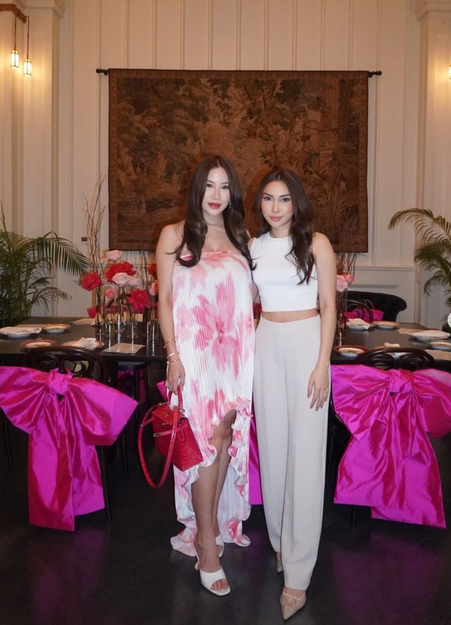 Kezia tampak berpose bersama satu per satu sahabatnya yang memberikannya kejutan baby shower. “Thanks girls for showering me with the most beautiful baby shower,” tulis Kezia dalam unggahannya. Foto: Instagram/@keziatoemion