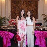 Kezia tampak berpose bersama satu per satu sahabatnya yang memberikannya kejutan baby shower. “Thanks girls for showering me with the most beautiful baby shower,” tulis Kezia dalam unggahannya. Foto: Instagram/@keziatoemion